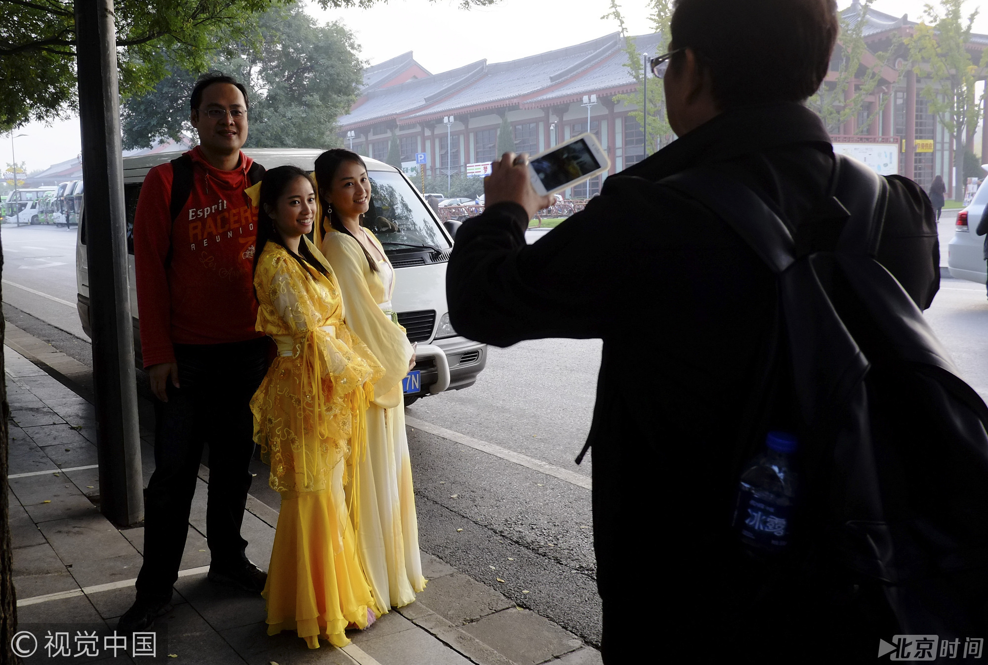 有路人被吸引和她们合影。