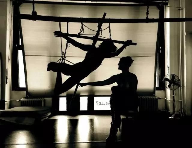 踩着男人挣钱?施虐女王靠皮鞭年入百万