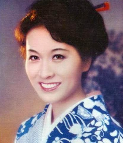比如在《走向共和》中,他扮演的是日本的天皇;在《铁道游击队》中,他