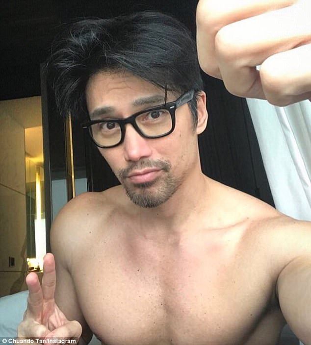 新加坡著名男模兼摄影师陈宇飞(Chuando Tan)凭借着不老童颜吸引了无数粉丝。虽然已经50多岁了，但其完美的身材和姣好的皮肤让它看起来仍然是一个帅小伙。