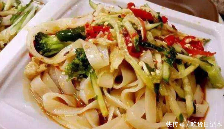 大叔在工地附近卖特色美食,5块钱一盒,而且还