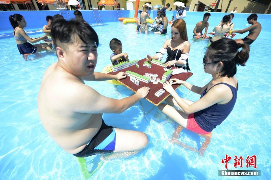 众多美女身着比基尼清凉参加麻将大赛。