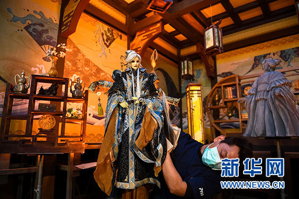 让传统的成为流行的--访台湾云林布袋戏传人黄强华