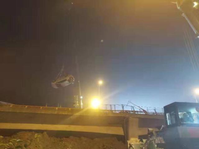 无锡高架桥侧翻事故致3死 桥梁两侧填土防二次倾倒(图4)