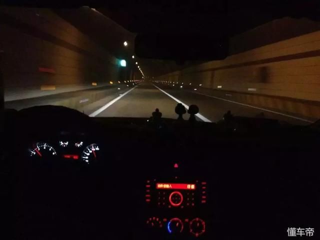 在高速路上开车,为什么会特别容易犯困?