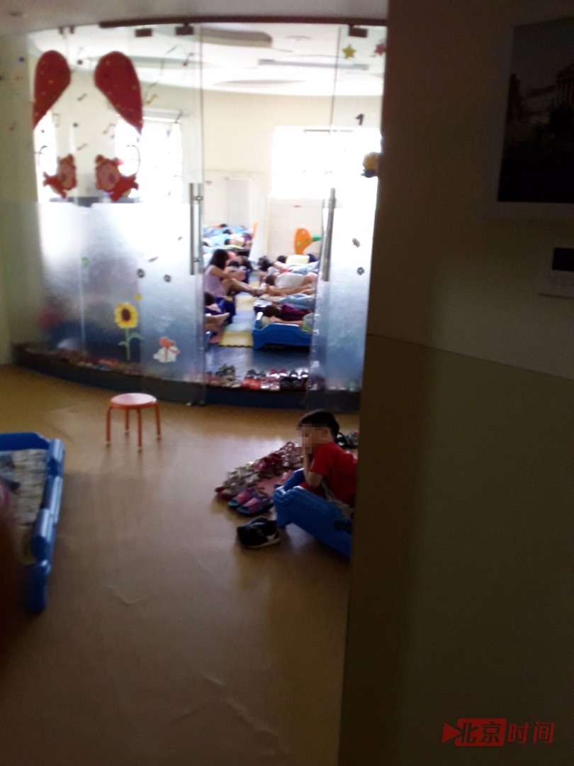 274平方米的幼儿园区内，有4个教室、1个活动圆厅、1个厨房、一个餐厅、2个厕所及2个仓库。其中，活动圆厅既是活动室，也是上音乐课、形体课的教室，午休时还会作为寝室安置床铺。