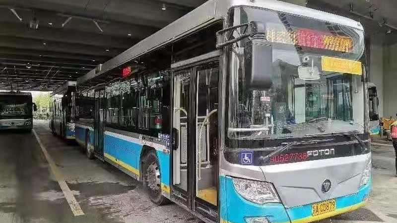 受降雨天气影响 已有60条公交线路采取临时措施
