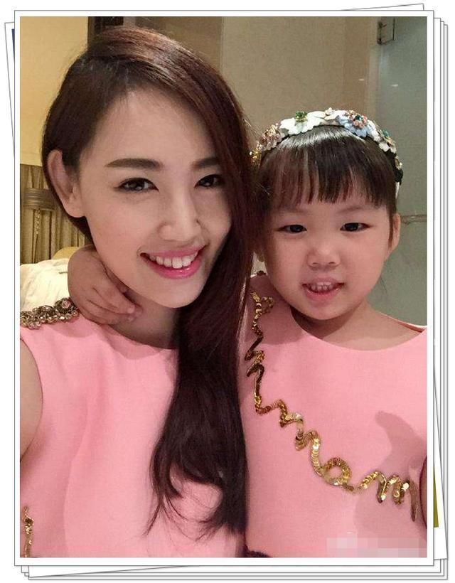 马蓉现身机场,黑色紧身毛衣超抢眼,但看完脚下