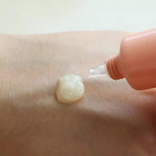 药店一款便宜药膏,每天用来擦脸,能淡化肌肤黑