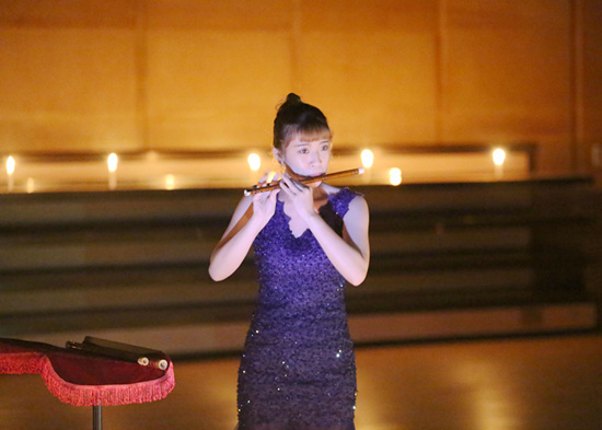 中国著名青年笛子演奏家音乐会烛光中精彩上演