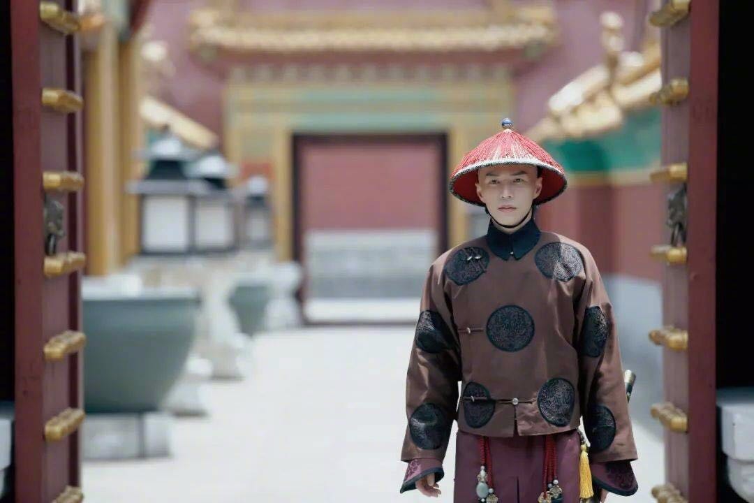 《延禧攻略》海兰察 穿起现代装帅炸 脱衣还有六块腹肌