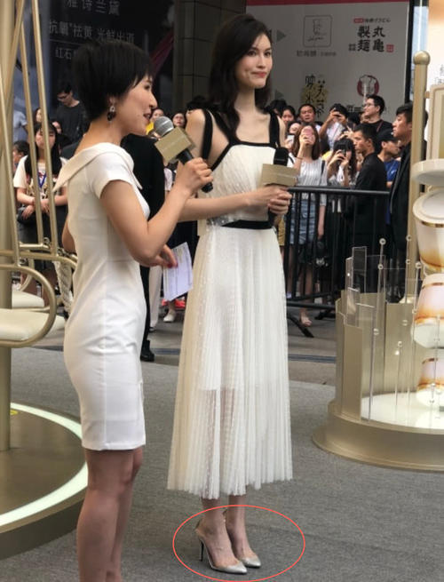 何穗把高跟鞋穿得像钉子拖鞋,脚指头露出来了