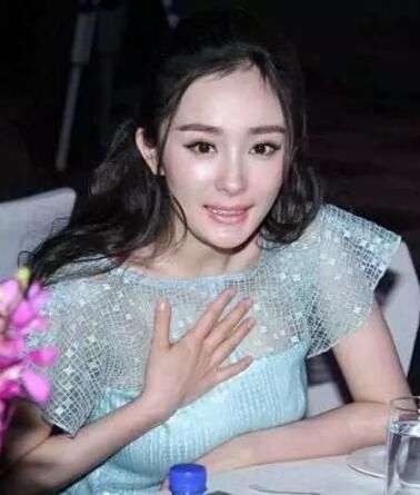 杨幂为什么总捂胸?图一网友眼神亮了,最后一图