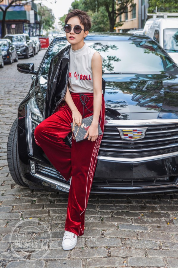 焦俊艳才是街拍界的清流 纽约逛吃逛吃竟没耽误凹造型