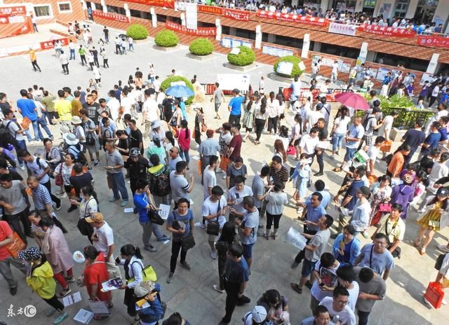 高考风水师:高考当天,考生穿什么颜色的衣服?