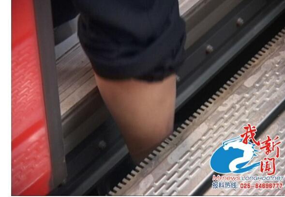 老人卡进地铁站台获救 乘客们发力瞬间为其拔腿徒手推百吨地铁