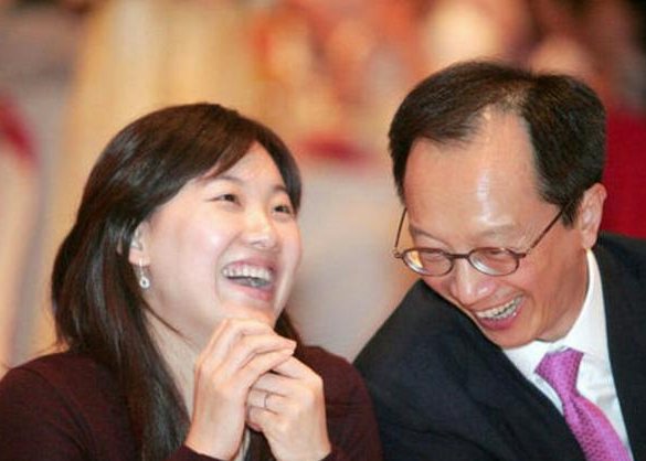 奥运冠军不顾反对嫁给大21岁教练!如今当上高