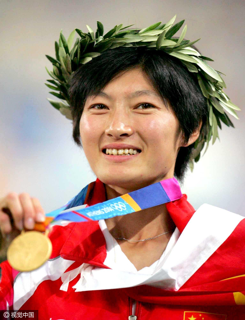 就在刘翔夺冠后仅仅不到一个小时，长跑女选手邢慧娜也在女子10000米比赛中后来居上，奋勇夺取了冠军，使中国首次在一届奥运会上收获两枚田径金牌。