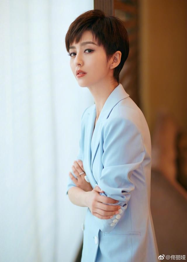 佟丽娅晒自己短发男人装照!网友:相当帅气,陈思