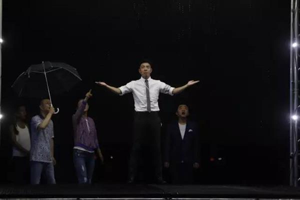 水滴竟然悬停!央视魔术大揭秘:原来如此