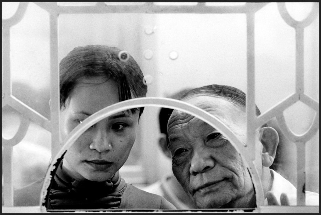 实拍:2003年大量台湾男子赴越南买婚,妙龄女郎