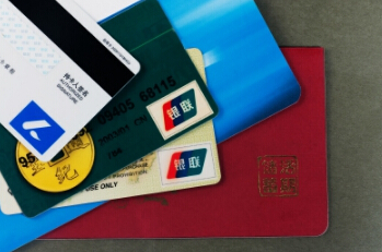办卡先稳住!先看看哪家银行信用卡地表最强