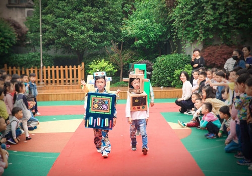 玉海中心幼儿园:开展环保时尚秀,迎接世界地