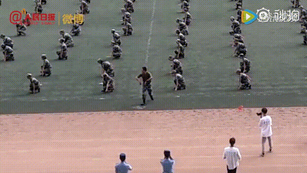 人民日报:男教官独舞惊艳全场,700名新生齐跳