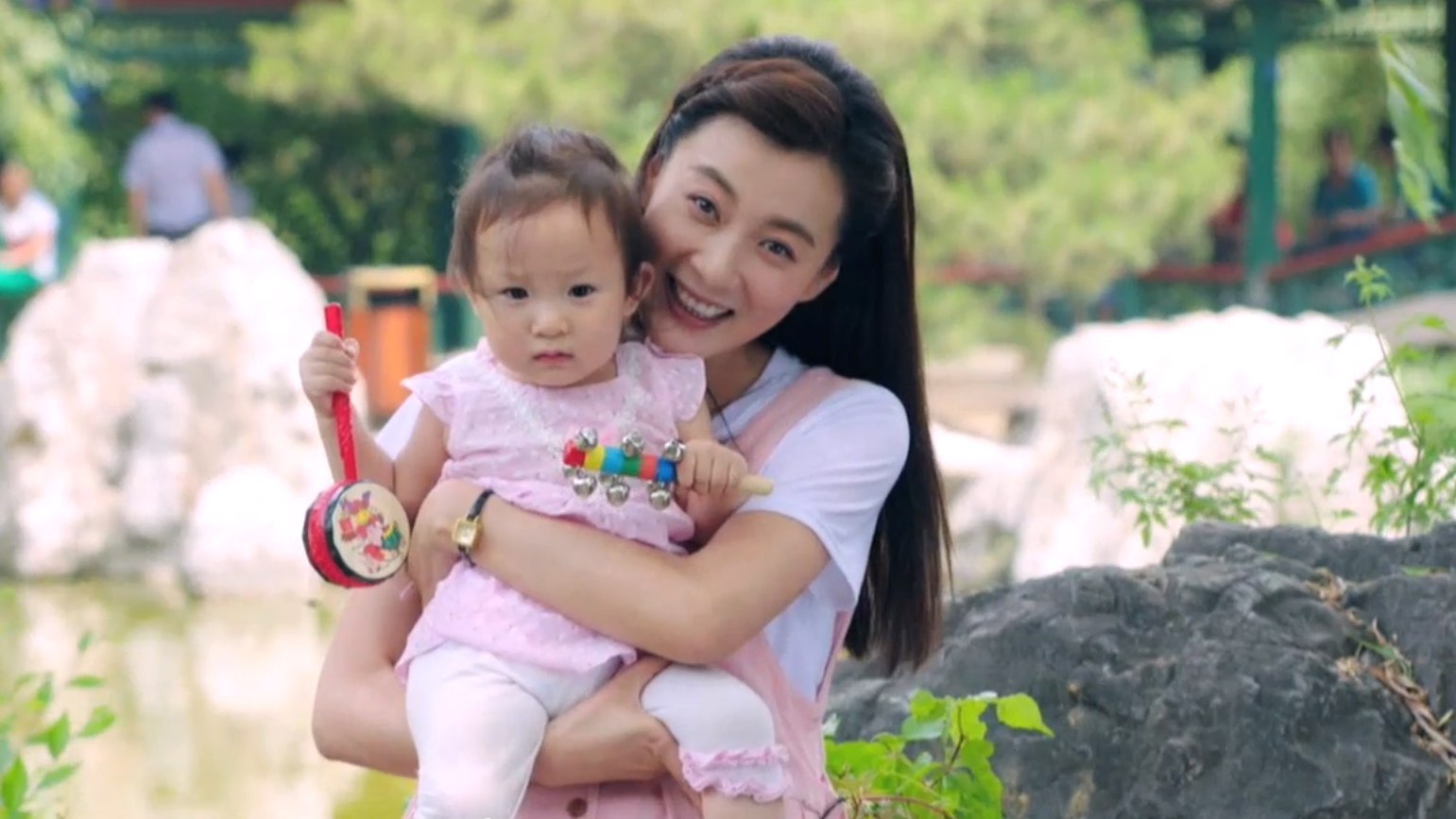 徐梵溪片场望娃兴叹 奶爸沙溢及时救场 徐梵溪片场望娃兴叹 奶爸沙溢及时救场