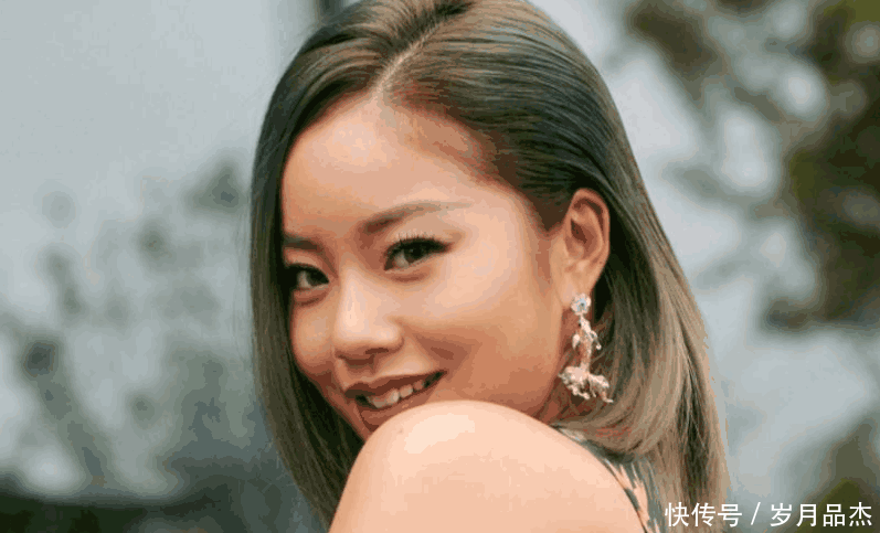 王菊T台秀忘化眼妆, 御姐瞬间变成邻家妹, 肚子