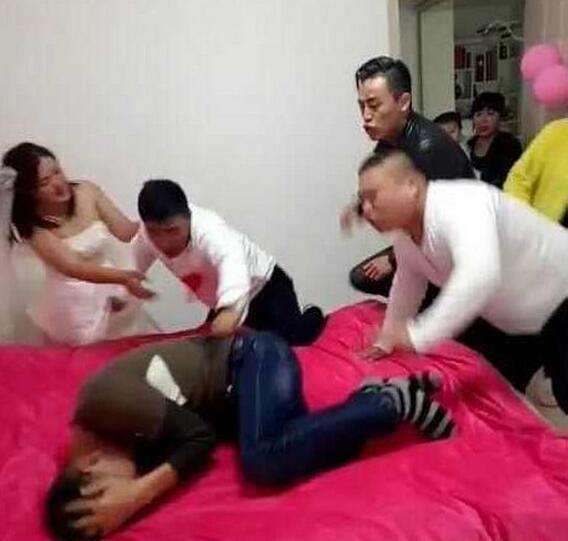 听见屋内打闹的动静，新郎的朋友都直接跑进来，看到眼前这一幕，新郎的好友直接将新娘的前男友按在床上打，更让人不可思议的一幕发生了，新娘竟然拉着新郎，不让新郎动手，场面真是混乱。看到这小编也是醉了，既然分手了就好好祝福对方，既然旧情难忘还结什么婚，造成这种局面，两家人都不好看，对这件事大家怎么看？