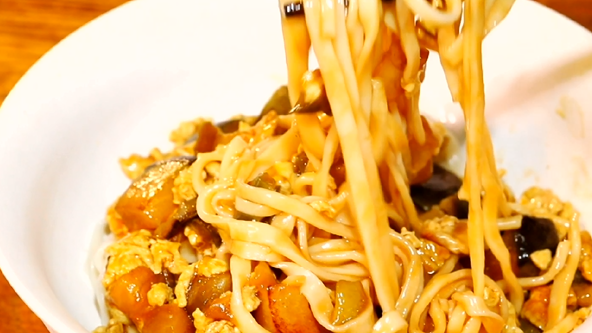 茄子打卤面想要好吃,关键是“这1步”!浓香筋道,看着就让人流口水 茄子打卤面想要好吃,关键是“这1步”!浓香筋道,看着就让人流口水