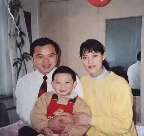 《谈判官》谢小飞全家生活照 父亲身价显赫