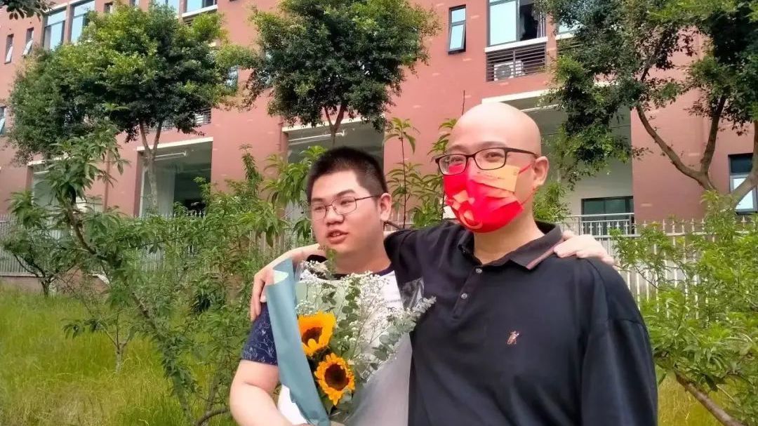 热评|这名新生刚报到就返乡?双向奔赴的爱,治愈疾病,也治愈人心 热评|这名新生刚报到就返乡?双向奔赴的爱,治愈疾病,也治愈人心