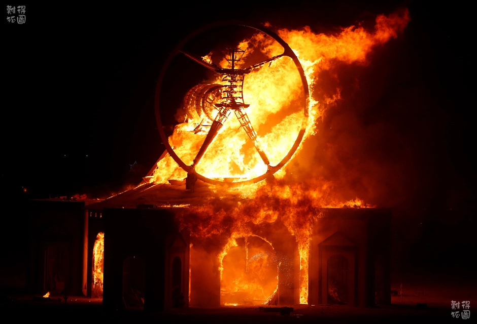 火人节是一年一度在美国内华达州黑石沙漠举办的活动。这场为期八天的活动开始于8月最后一个星期天，结束于9月第一个星期一，也就是美国劳工节。在结束前的周六晚上，人们会焚烧一个约12米高的木质人形雕像，这也是火人节名称的由来。