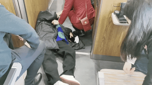 揪心!旅客突然倒地,众人合力开展极速救援!_北京时间