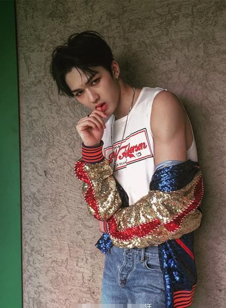 朱正廷出发韩国,毛衣套装热气腾腾,网友:手机