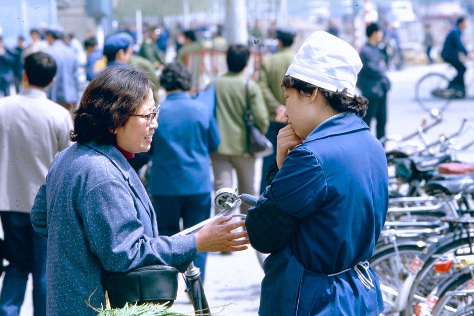 老照片:1983年的中國社會百態,第七張場景可能再也看不到了