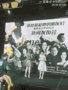 活动中,张靓颖全程哽咽乃至数次落泪,冯轲见状赶紧上台温柔安抚。