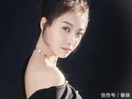 32岁宋茜穿超短裙出席活动, 网友都把注意力放