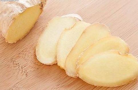 她每晚坚持生姜贴肚脐1小时,体内再也没湿毒,