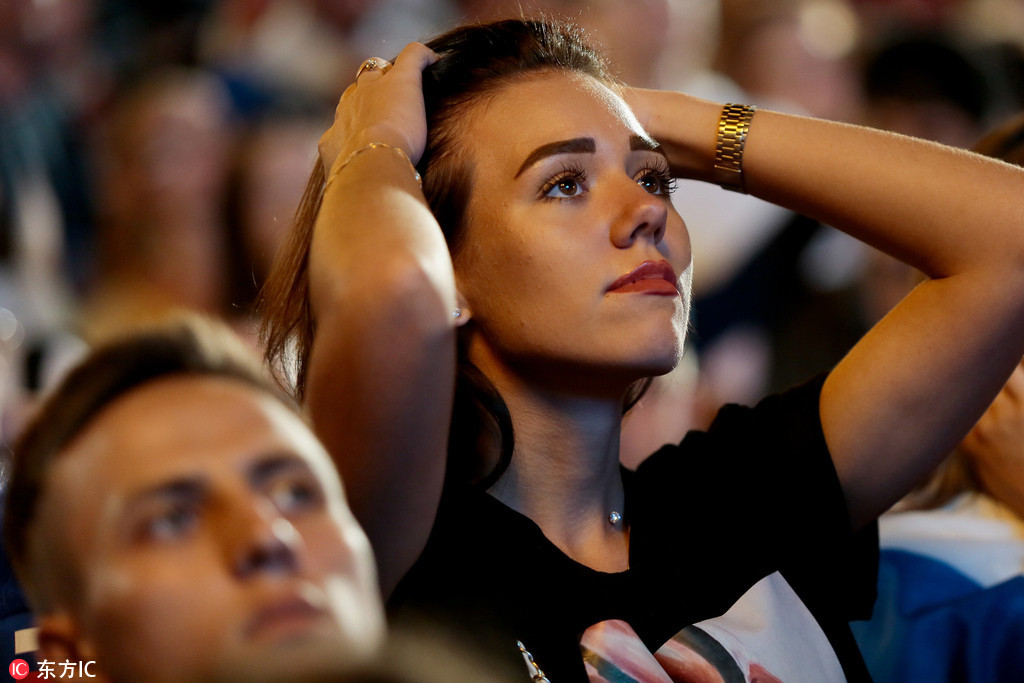 女球迷入神观赛