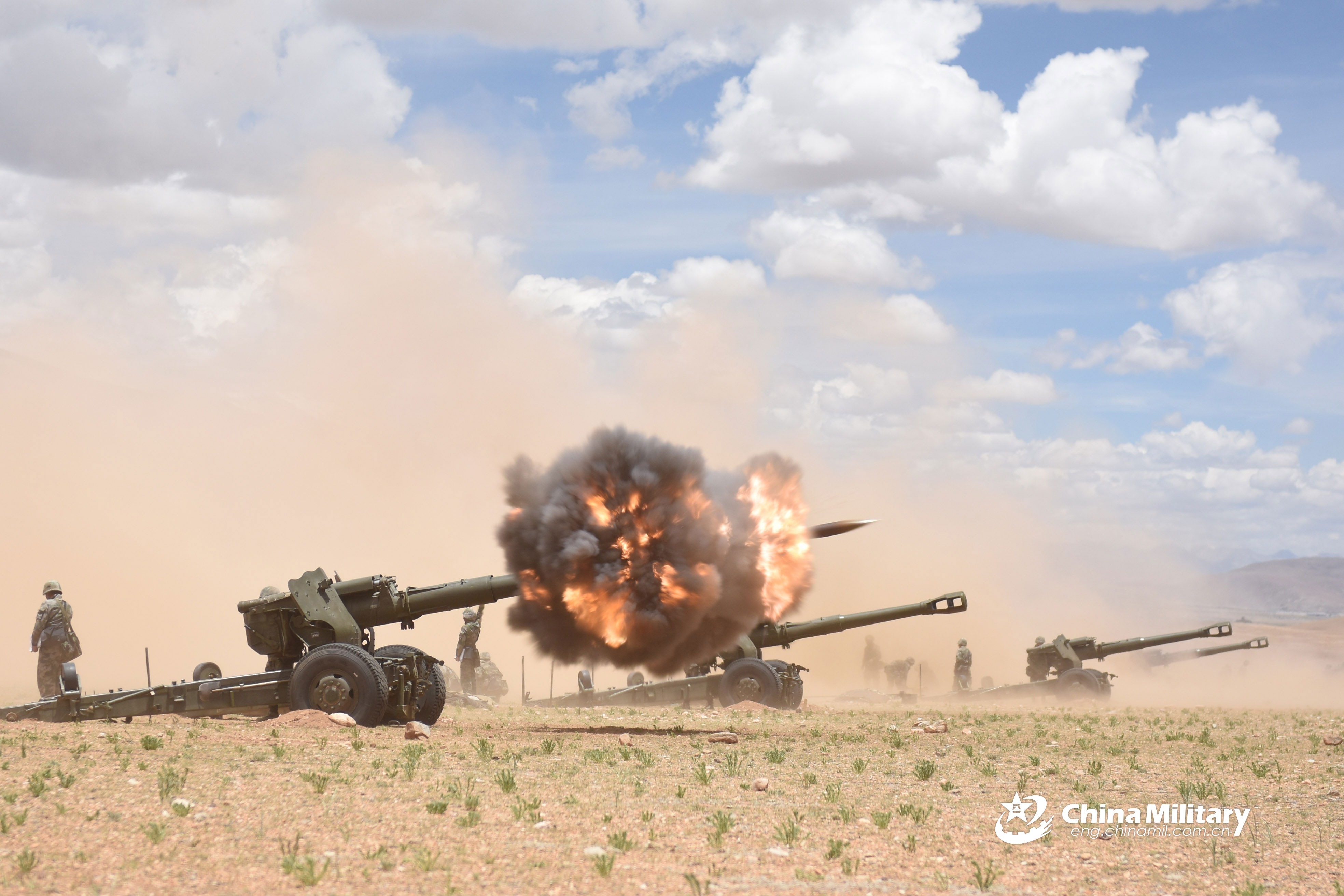 西藏军区某炮兵旅在不同阵地，采用不同火力打击方式，对多目标实施火力突袭。一场异地协同火力对抗打击行动正在上演。