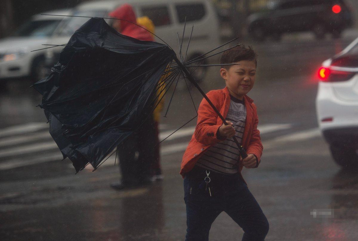沈阳遭暴雨袭击 雨伞难敌9级大风纷纷"起飞"