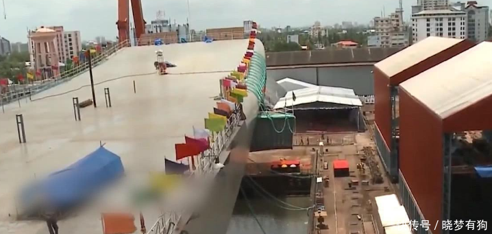 200吨粪便直冲4万吨航母 当场干翻21人 甲板一