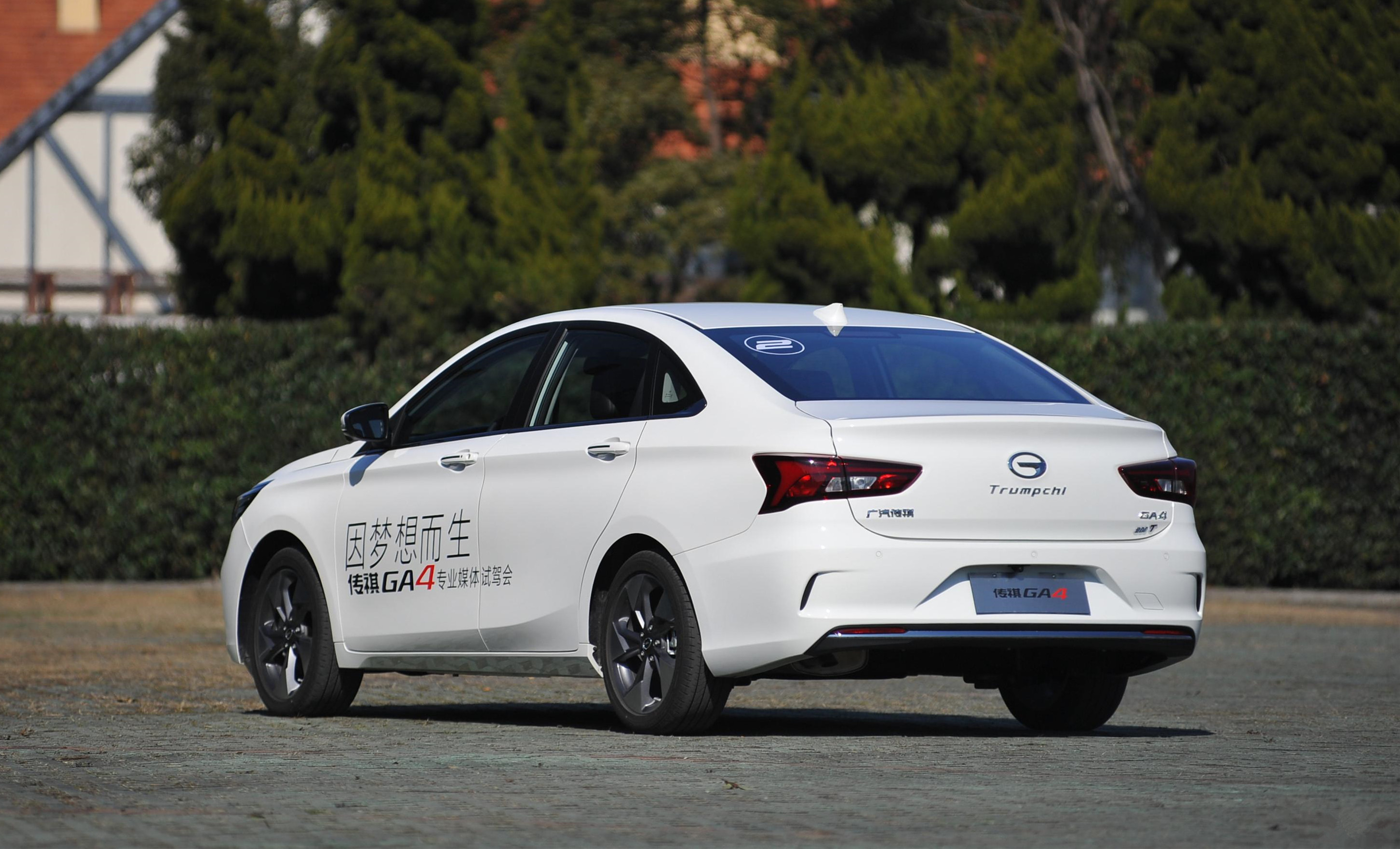 大众朗逸 外观造型:传祺ga4时尚大方,朗逸内饰老气 在首位华人奔驰