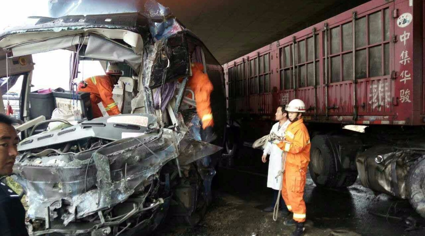 2016年10月6日，陕西榆林，榆阳区上盐湾镇加油站附近，一辆大货车与一辆大客车发生碰撞，事故造成20多名乘客受伤，客车司机被撞身亡。