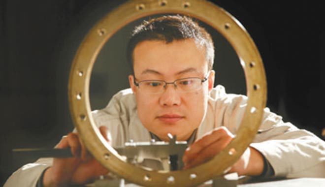 【中国梦实践者】他的指纹几乎磨平 只为练就“微米级”的触觉 【中国梦实践者】他的指纹几乎磨平 只为练就“微米级”的触觉