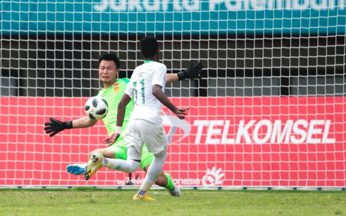 33分钟0-3 最强U23国足被沙特打爆 张玉宁门前