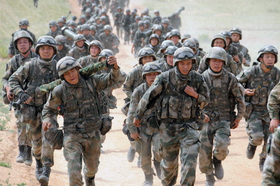 这种制度是国家利用法律形式规定公民在一定的年龄内必须服一定期限的兵役，带有强制性。另一种是志愿兵役制，又称募兵制。这种制度是公民凭自愿应招到军队服兵役，并与军方签定服役合同。